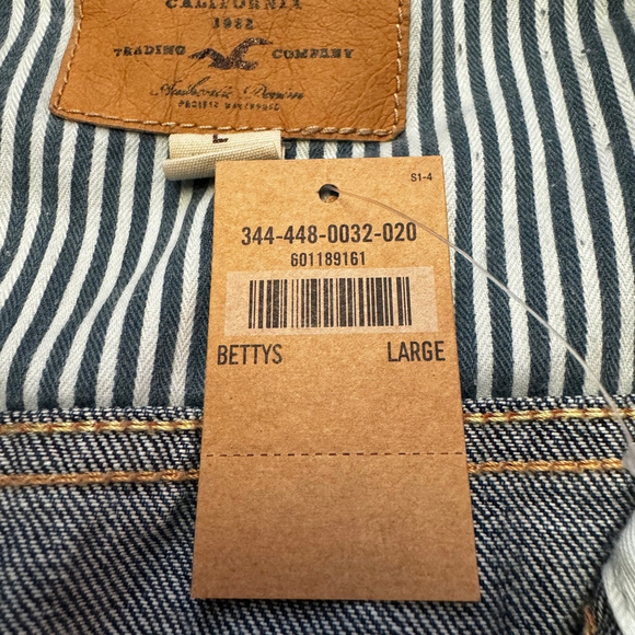 Hollister Denim  Blue Jean Jacket Size Large NWT Has a removable Brooch - Picture 4 of 16